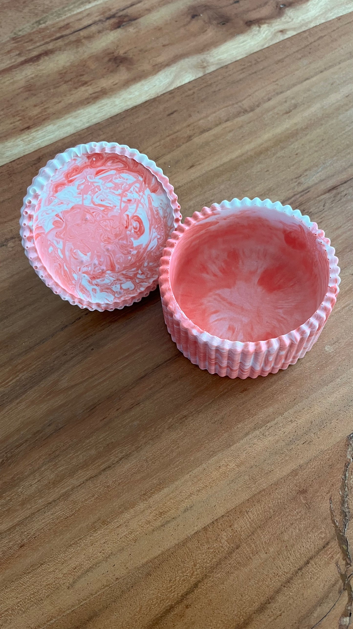 Boîte striée avec couvercle boule