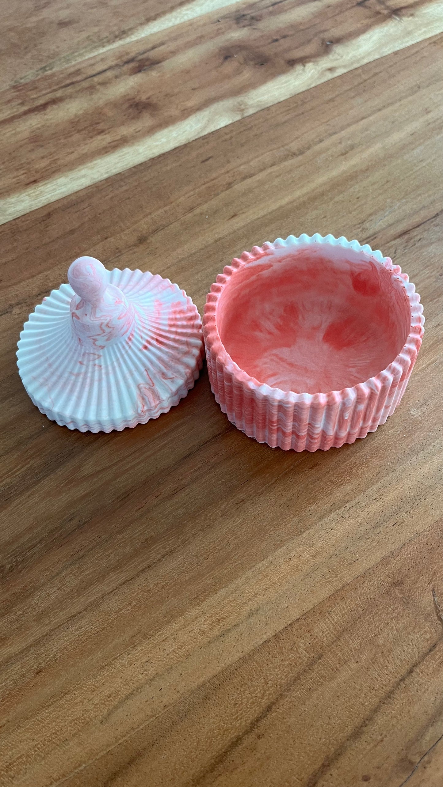 Boîte striée avec couvercle boule