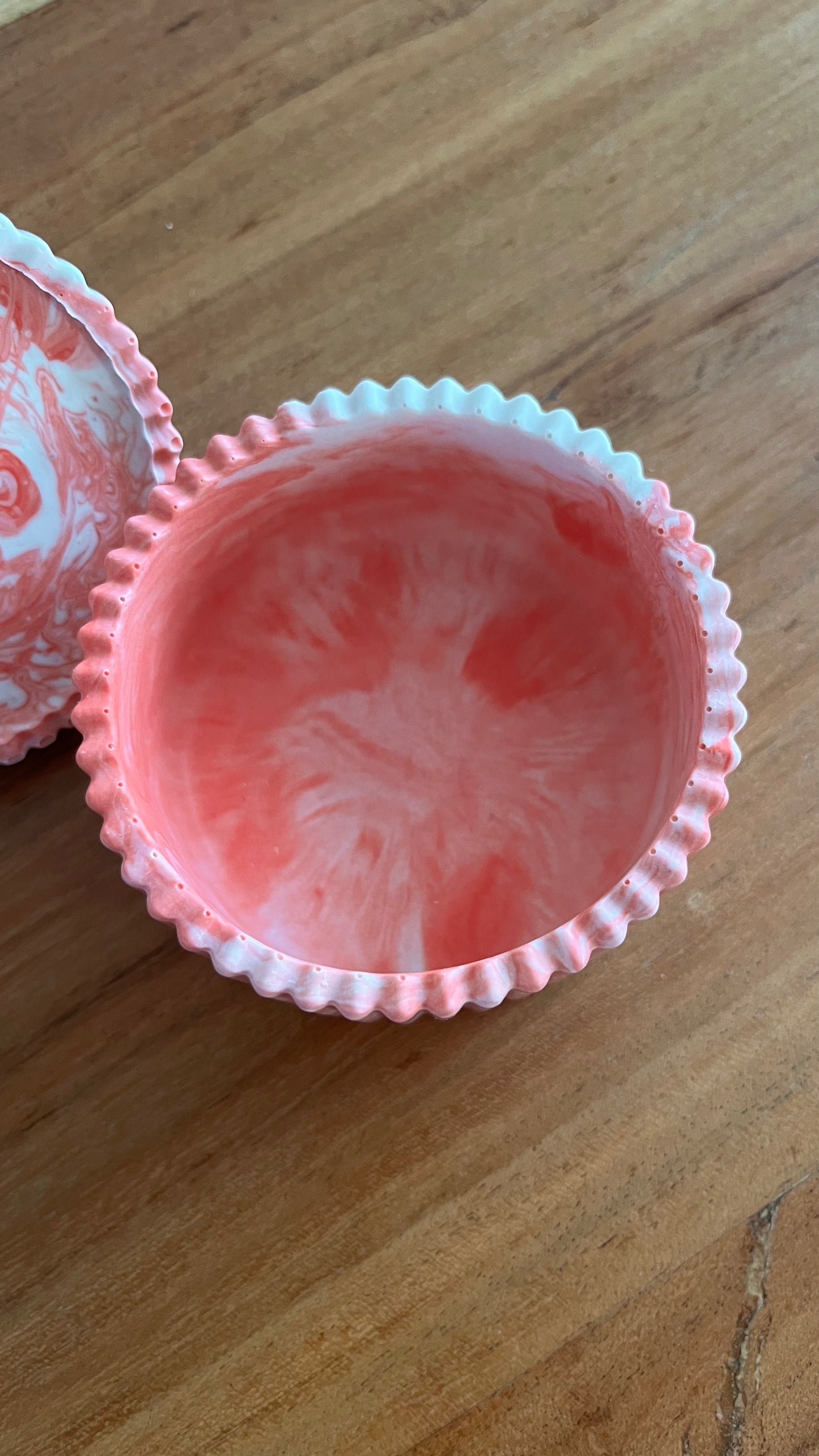 Boîte striée avec couvercle boule