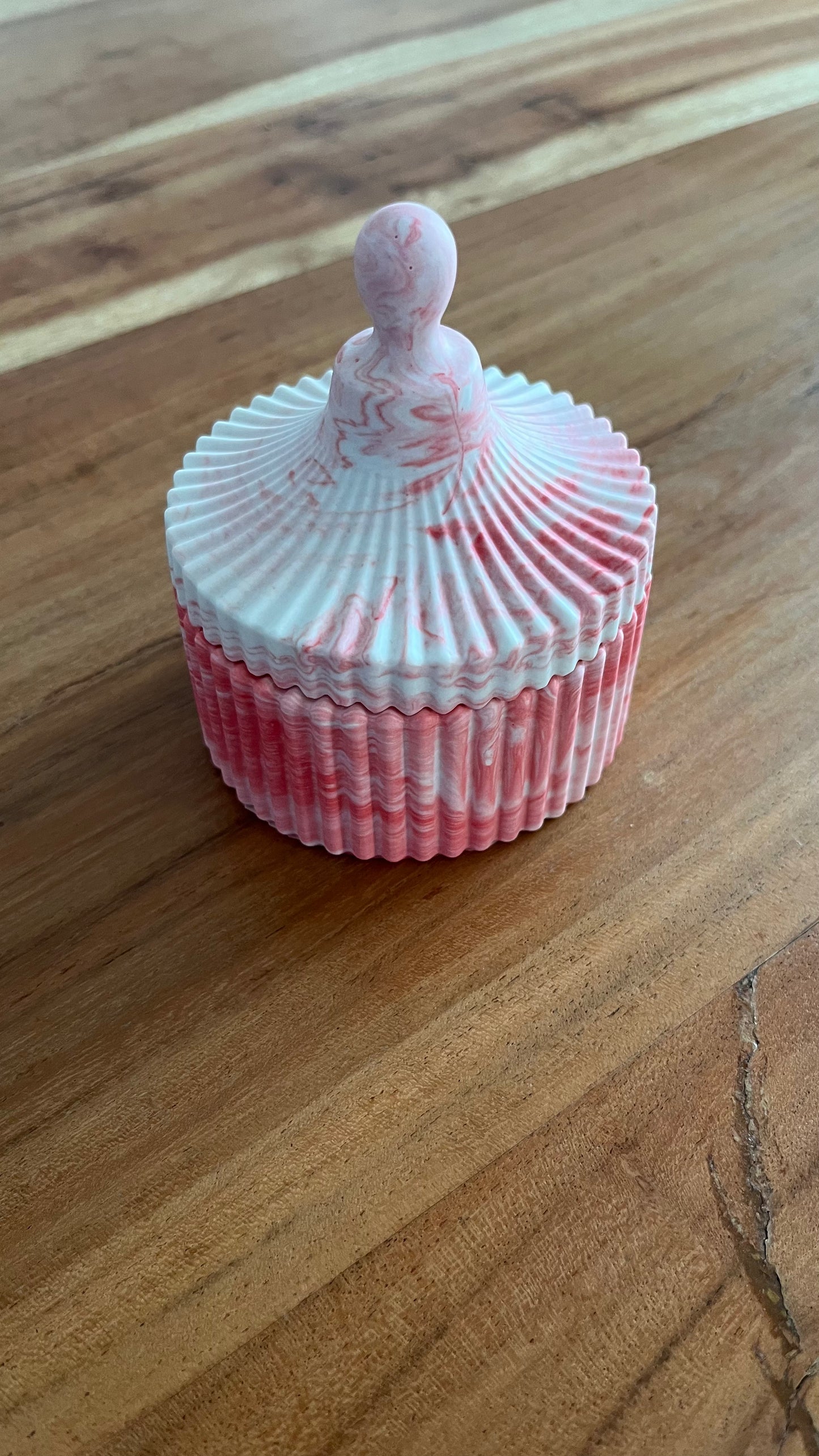 Boîte striée avec couvercle boule