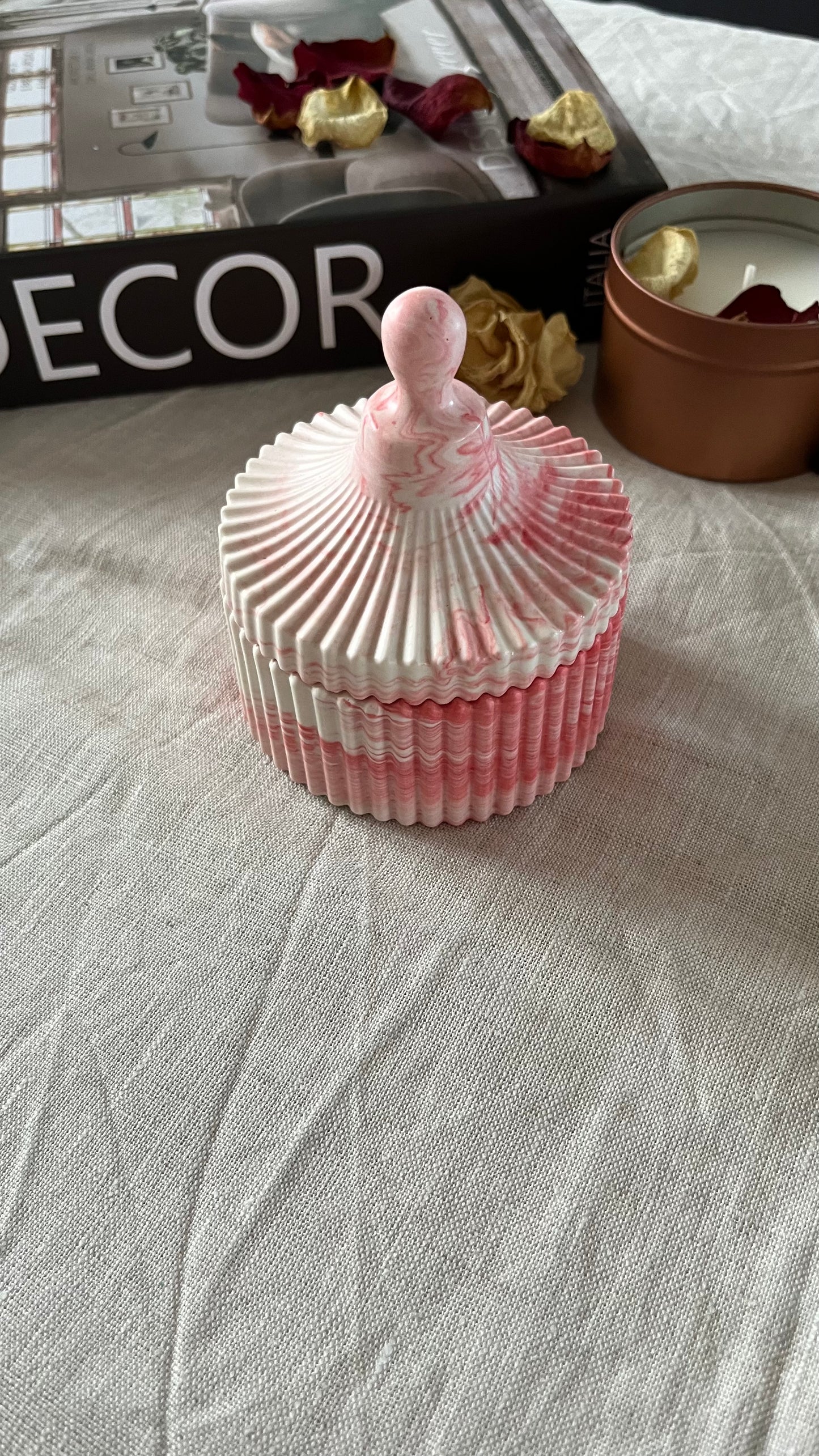 Boîte striée avec couvercle boule